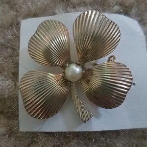 Gold Clover with Pearl in the middle